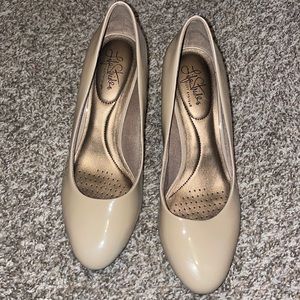Life Stride Womens Nude Heels size 10